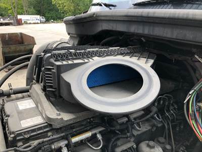 Freightliner Cascadia Air Cleaner / Air Filter Housing