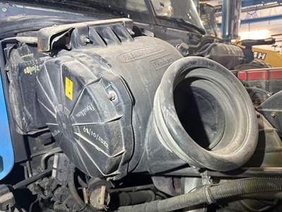 Freightliner Century Class 120 Air Cleaner / Air Filter Housing for a Freightliner C120 Century