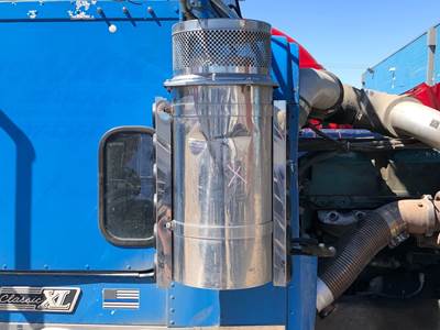 Freightliner Classic XL Air Cleaner / Air Filter Housing