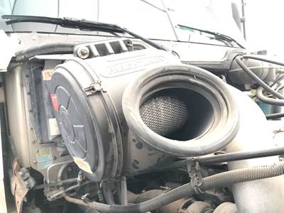Freightliner Columbia 120 Air Cleaner / Air Filter Housing