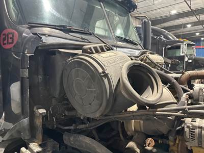 Freightliner Columbia 120 Air Cleaner / Air Filter Housing