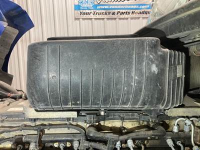 Freightliner Coronado 122 SD Air Cleaner / Air Filter Housing for a Freightliner 122SD