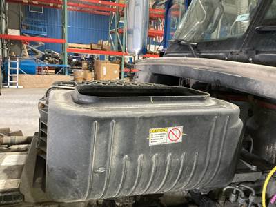 Freightliner Coronado 122 SD Air Cleaner / Air Filter Housing for a Freightliner 122SD