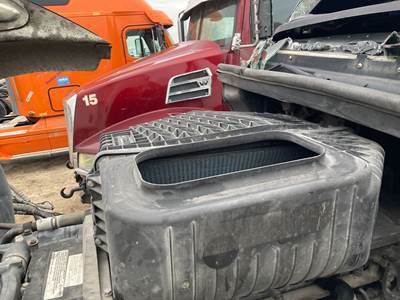 Freightliner Coronado 122 SD Air Cleaner / Air Filter Housing for a Freightliner 122SD
