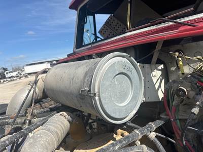 Freightliner FLD112SD Air Cleaner / Air Filter Housing