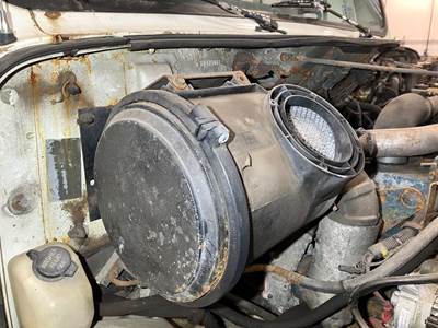 International 4700 Air Cleaner / Air Filter Housing