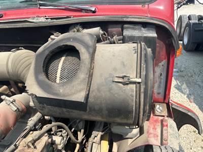 International 8200 Air Cleaner / Air Filter Housing