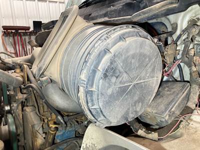 International 8600 Air Cleaner / Air Filter Housing