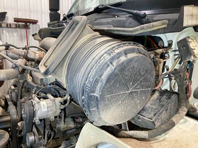 International 8600 Air Cleaner / Air Filter Housing