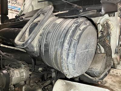 International 8600 Air Cleaner / Air Filter Housing