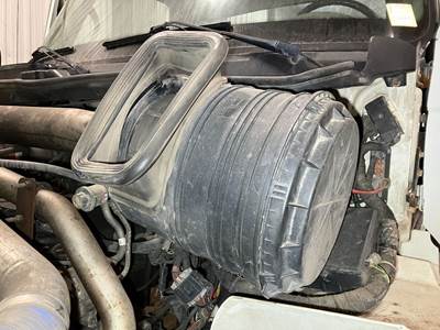 International 8600 Air Cleaner / Air Filter Housing