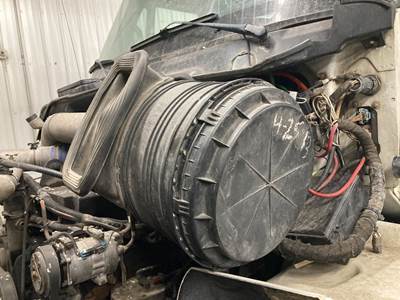 International 8600 Air Cleaner / Air Filter Housing