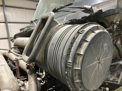 International 8600 Air Cleaner / Air Filter Housing