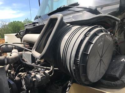 International 8600 Air Cleaner / Air Filter Housing