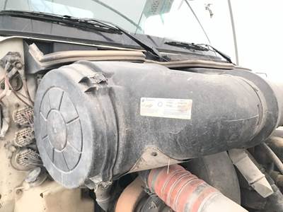 International 9100 Air Cleaner / Air Filter Housing