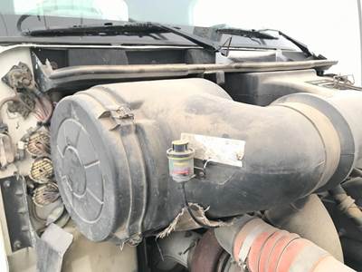 International 9100 Air Cleaner / Air Filter Housing