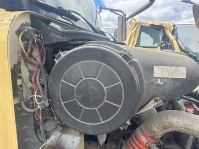 International 9100 Air Cleaner / Air Filter Housing