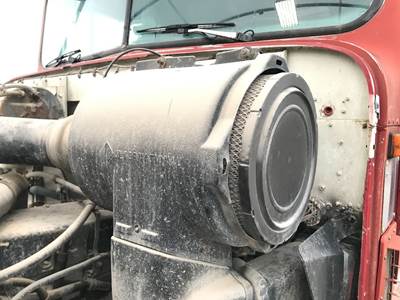 International 9200 Air Cleaner / Air Filter Housing