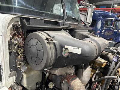 International 9200 Air Cleaner / Air Filter Housing