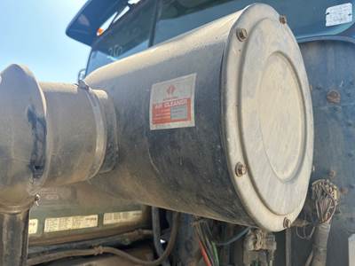 International 9300 Air Cleaner / Air Filter Housing