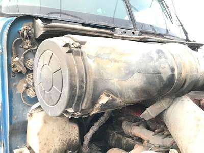 International 9400 Air Cleaner / Air Filter Housing