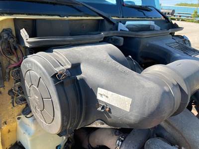 International 9400 Air Cleaner / Air Filter Housing