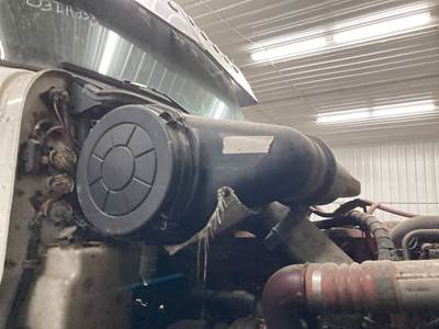 International 9400 Air Cleaner / Air Filter Housing