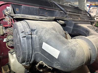 International 9400 Air Cleaner / Air Filter Housing