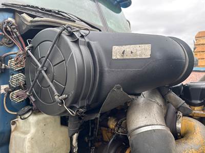 International 9900 Air Cleaner / Air Filter Housing