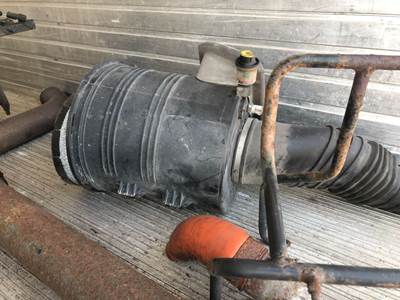 International DuraStar 4300 Air Cleaner / Air Filter Housing for a International Durastar (4300)