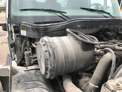 International DuraStar 4300 Air Cleaner / Air Filter Housing for a International Durastar (4300)