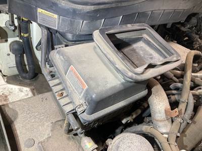 International DuraStar 4400 Air Cleaner / Air Filter Housing for a International Durastar (4400)