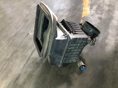 International DuraStar 4400 Air Cleaner / Air Filter Housing for a International Durastar (4400)