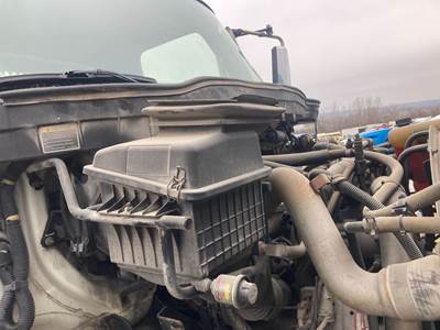 International DuraStar 4400 Air Cleaner / Air Filter Housing for a International Durastar (4400)