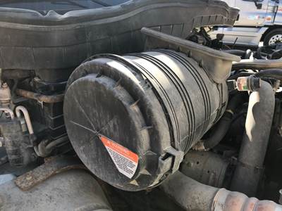 International DuraStar 4400 Air Cleaner / Air Filter Housing for a International Durastar (4400)