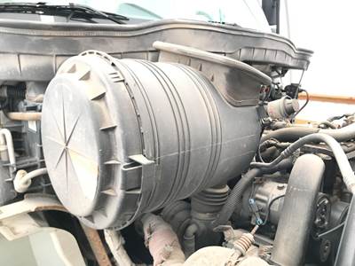 International DuraStar 4400 Air Cleaner / Air Filter Housing for a International Durastar (4400)