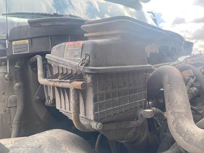 International DuraStar 4400 Air Cleaner / Air Filter Housing for a International Durastar (4400)