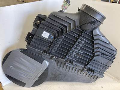 International LT Air Cleaner / Air Filter Housing