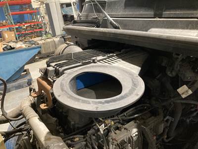 International LT Air Cleaner / Air Filter Housing