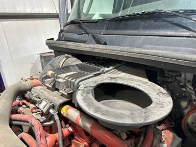 International LT Air Cleaner / Air Filter Housing