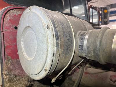 International TranStar 4200 Air Cleaner / Air Filter Housing for a International 4200 Transtar