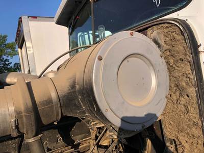 International TranStar 4300 Air Cleaner / Air Filter Housing for a International 4300 Transtar