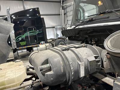 Kenworth T440 Air Cleaner / Air Filter Housing