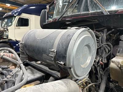 Kenworth T600 Air Cleaner / Air Filter Housing