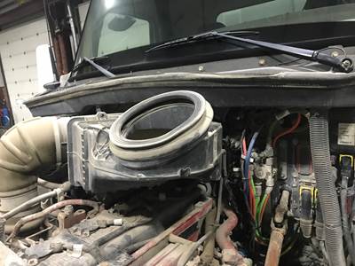 Kenworth T880 Air Cleaner / Air Filter Housing