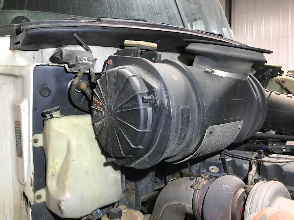 2000 Mack Vision CX613 Air Cleaner / Air Filter Housing for a Mack