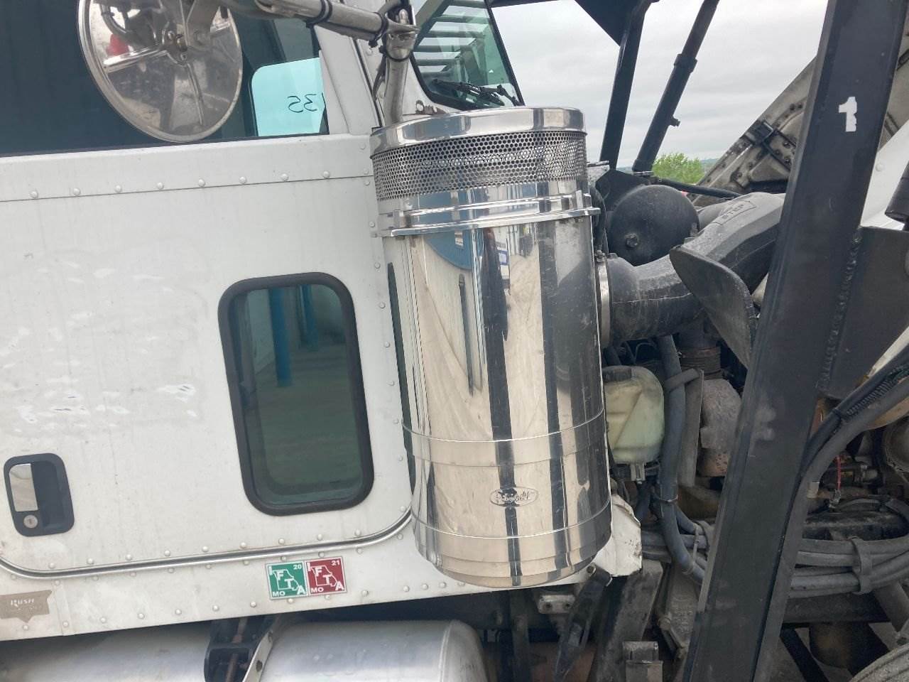 2006 Peterbilt 379 Air Cleaner / Air Filter Housing For Sale Kansas