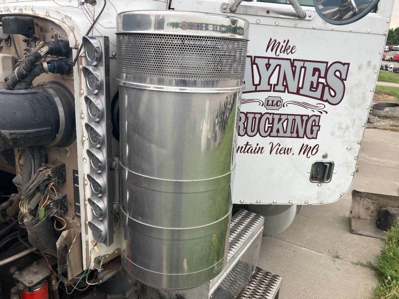1999 Peterbilt 379 Air Cleaner / Air Filter Housing For Sale Kansas
