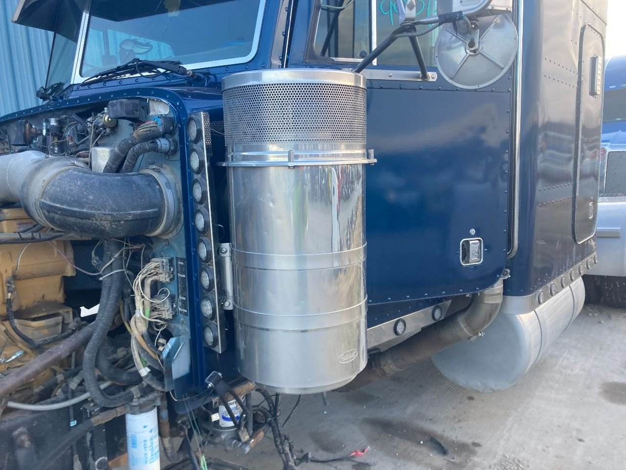 1999 Peterbilt 379 Air Cleaner / Air Filter Housing For Sale Kansas