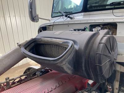 Peterbilt 386 Air Cleaner / Air Filter Housing